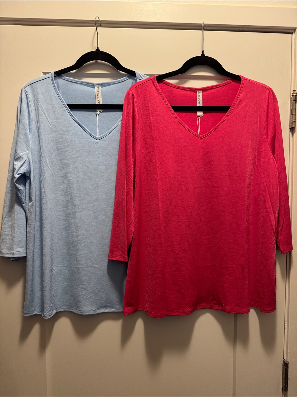 🆕 Bundle of 2 dear scarlet Lightweight V-Neck 3/4 Sleeve Staple Tops. L. NWT!🔥🔥